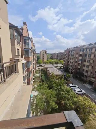 敞亮五明户型！楼王位置超大楼间距！拎包入住，享安静高品质睡眠！步梯五楼无中介费！慧海湾小区