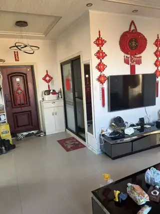 新港商业街70平，家电齐全有空调，包取暖物业2500/月