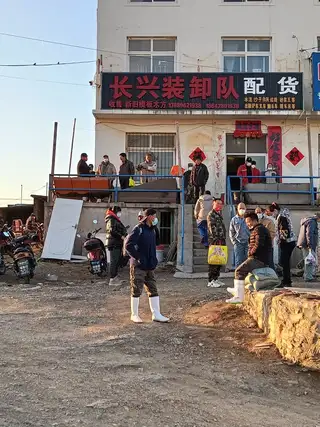 长兴装卸队，收售二手木方模板，家政保洁，大小吊车，大小云梯车，大小高空车，微挖掘机油锤砸墙，排渣，出