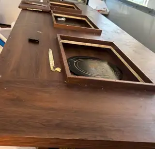 出售活动板房 自己焊的 结实耐用 还有四个轱辘拖拉方便 3米乘3米 火锅桌子 小的可以家用 可以商用