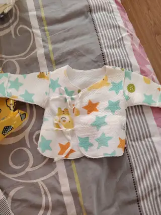 婴儿衣服买了没穿都小了，标签都没拆，有几件是小黄鸭的，有要的吗？全部一百块钱上门自取，挑着买也可以