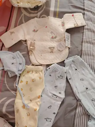 婴儿衣服买了没穿都小了，标签都没拆，有几件是小黄鸭的，有要的吗？全部一百块钱上门自取，挑着买也可以