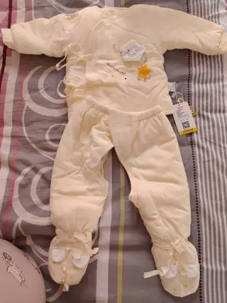 婴儿衣服买了没穿都小了，标签都没拆，有几件是小黄鸭的，有要的吗？全部一百块钱上门自取，挑着买也可以
