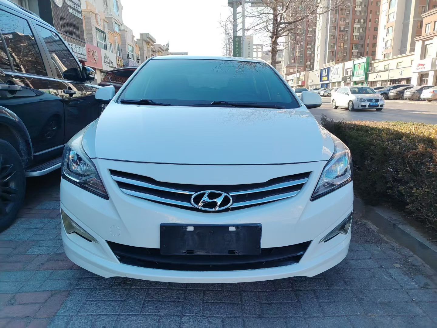 新到14年末 现代瑞纳，个人一手车，手动挡1.4排量，非常省油，外表内饰非常新，发动机变速底盘开着特