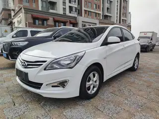 新到14年末 现代瑞纳，个人一手车，手动挡1.4排量，非常省油，外表内饰非常新，发动机变速底盘开着特