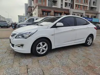 新到14年末 现代瑞纳，个人一手车，手动挡1.4排量，非常省油，外表内饰非常新，发动机变速底盘开着特