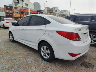 新到14年末 现代瑞纳，个人一手车，手动挡1.4排量，非常省油，外表内饰非常新，发动机变速底盘开着特