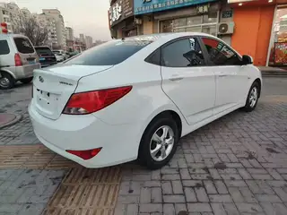新到14年末 现代瑞纳，个人一手车，手动挡1.4排量，非常省油，外表内饰非常新，发动机变速底盘开着特