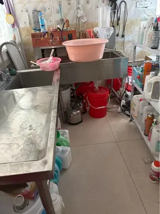 干洗店出兑，目前经营洗衣洗鞋，救治，修复一类。客源稳定。照顾孩子没有时间，所以打算转出去，。年租金3