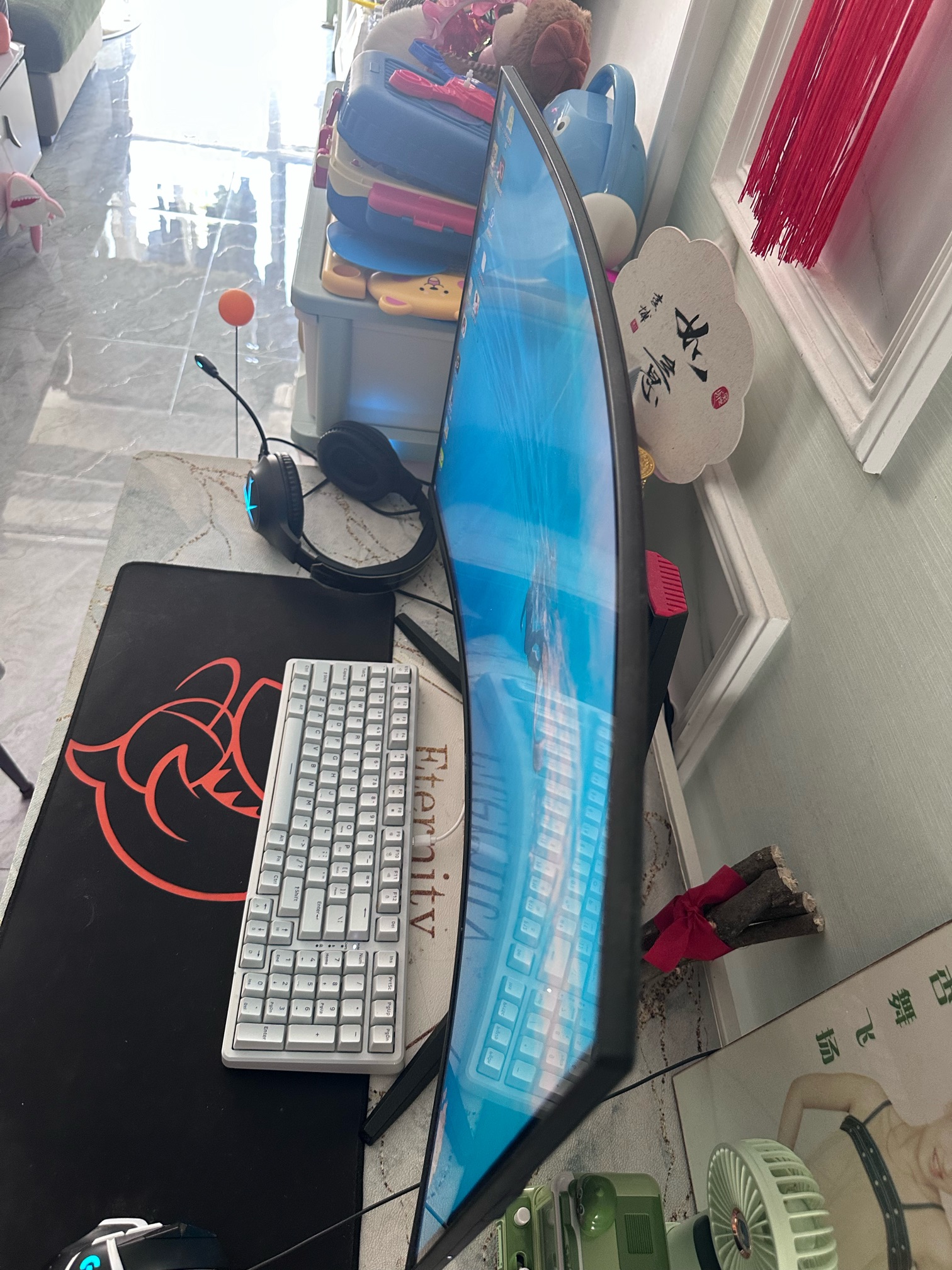 出一台电脑显示器，新款没任何毛病，32寸曲面屏的1k显示器