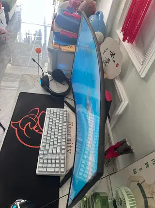 出一台电脑显示器，新款没任何毛病，32寸曲面屏的1k显示器