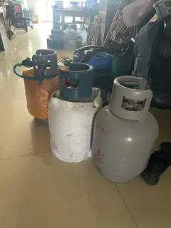 煤气罐 用不上了 一共3个 铁价格 有一个带一罐气110