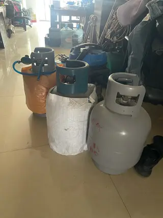 煤气罐 用不上了 一共3个 铁价格 有一个带一罐气110
