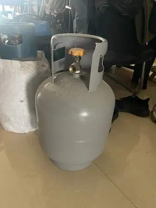 煤气罐 用不上了 一共3个 铁价格 有一个带一罐气110