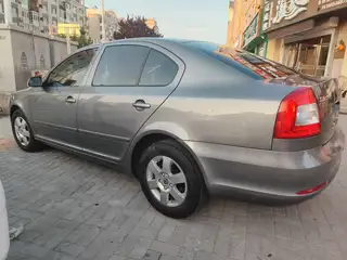 新到11年斯柯达明锐，自动挡1.6排量，非常省油，个人一手车，8万公里，发动机变速底盘超级好，小车开
