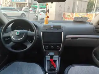 新到11年斯柯达明锐，自动挡1.6排量，非常省油，个人一手车，8万公里，发动机变速底盘超级好，小车开