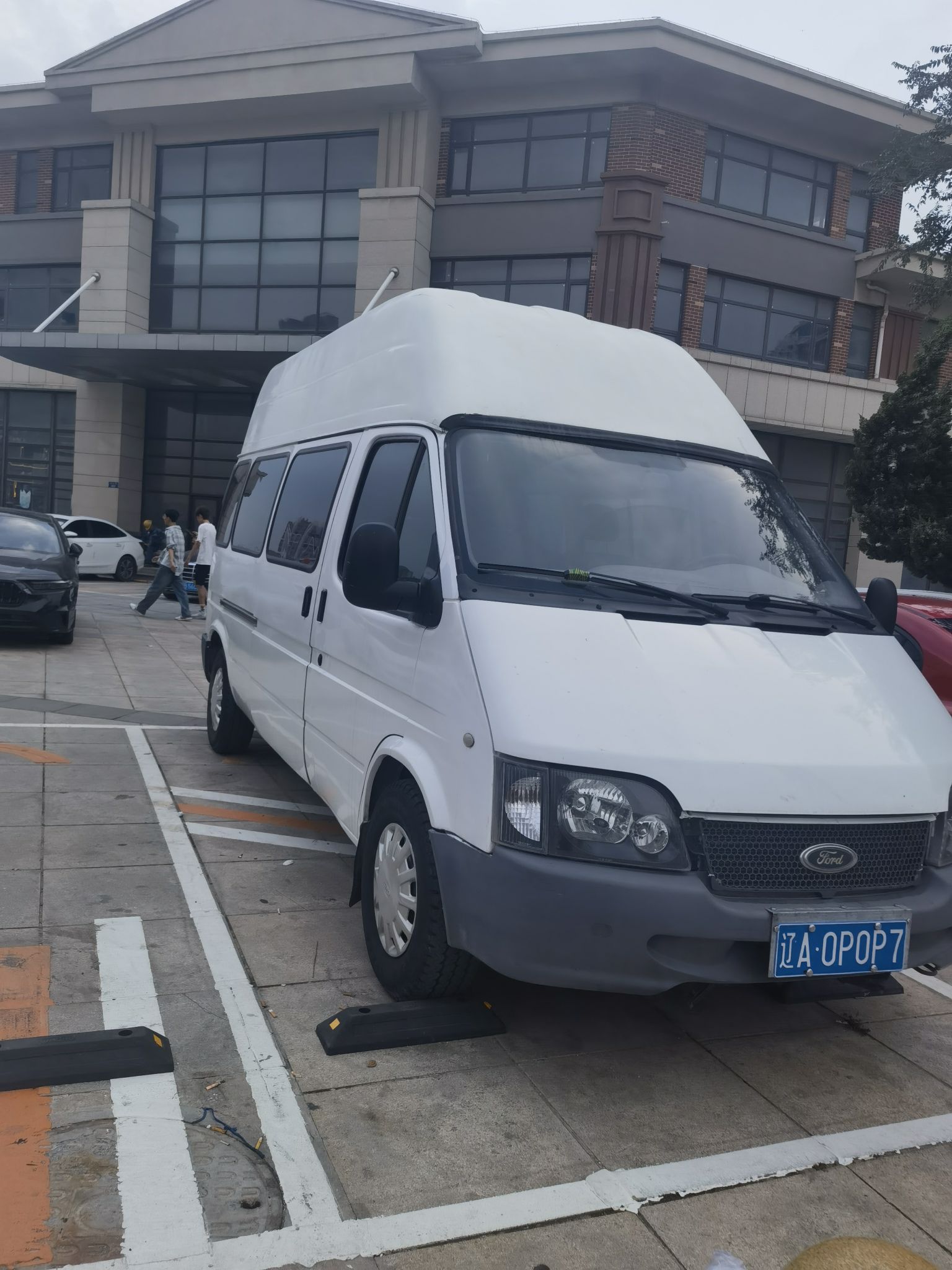 自用2015年末福特经典全顺高顶加长。，柴油国四2.8T五十铃发动机，一点毛病没有6座小型蓝牌价格不