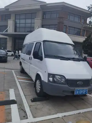 自用2015年末福特经典全顺高顶加长。，柴油国四2.8T五十铃发动机，一点毛病没有6座小型蓝牌价格不