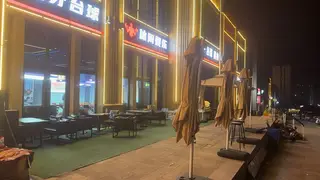 出兑 所有东西都齐全 齐齐哈尔烤肉 两个地方 月亮湾和依云伴山北门班车点 房租一年6800 联系电话