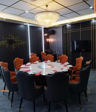 楼区500平精装饭店出兑，有意者电话联系，非诚勿扰！