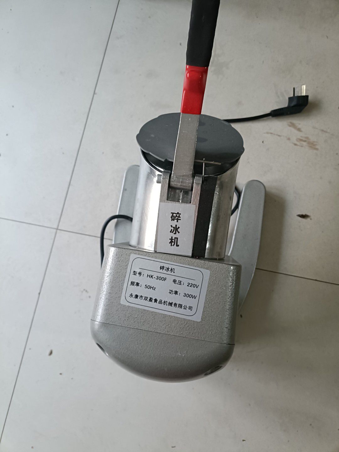 出售一台尼康相机日本牌子，一台倒车影像嘎嘎新，一台破冰机，两台豆浆机，有喜欢的电话联系。