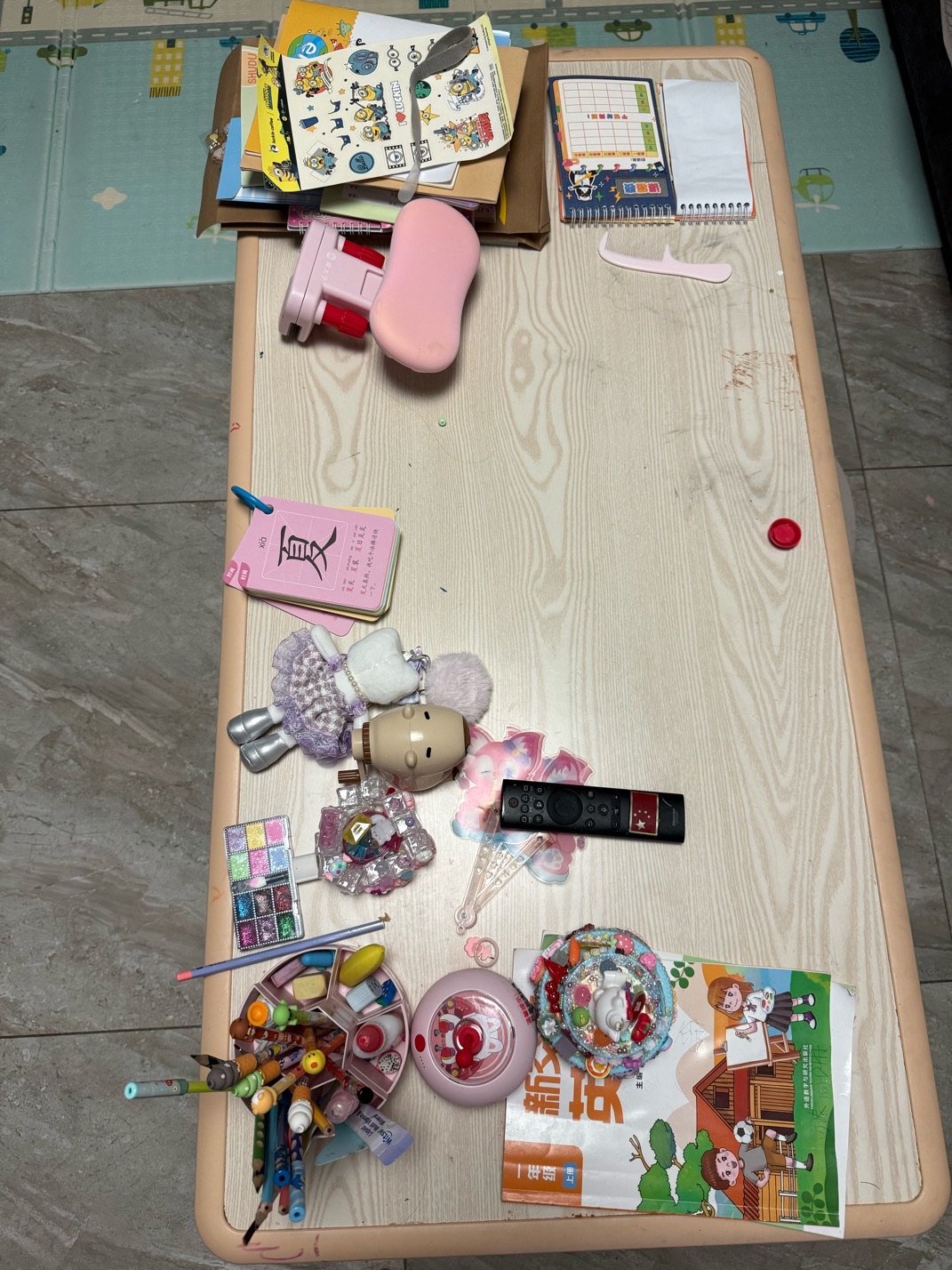 3.7m沙发，1.2✖️0.6可调高度桌子，0.7✖️0.4化妆桌，打包，单件均可，自提，价格面议，