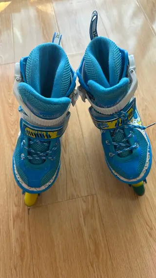 品牌轮滑鞋八九成新，买的时候好几百的，孩子几乎没怎么玩就小了，便宜卖30一双，都是成套的护具，谁买谁