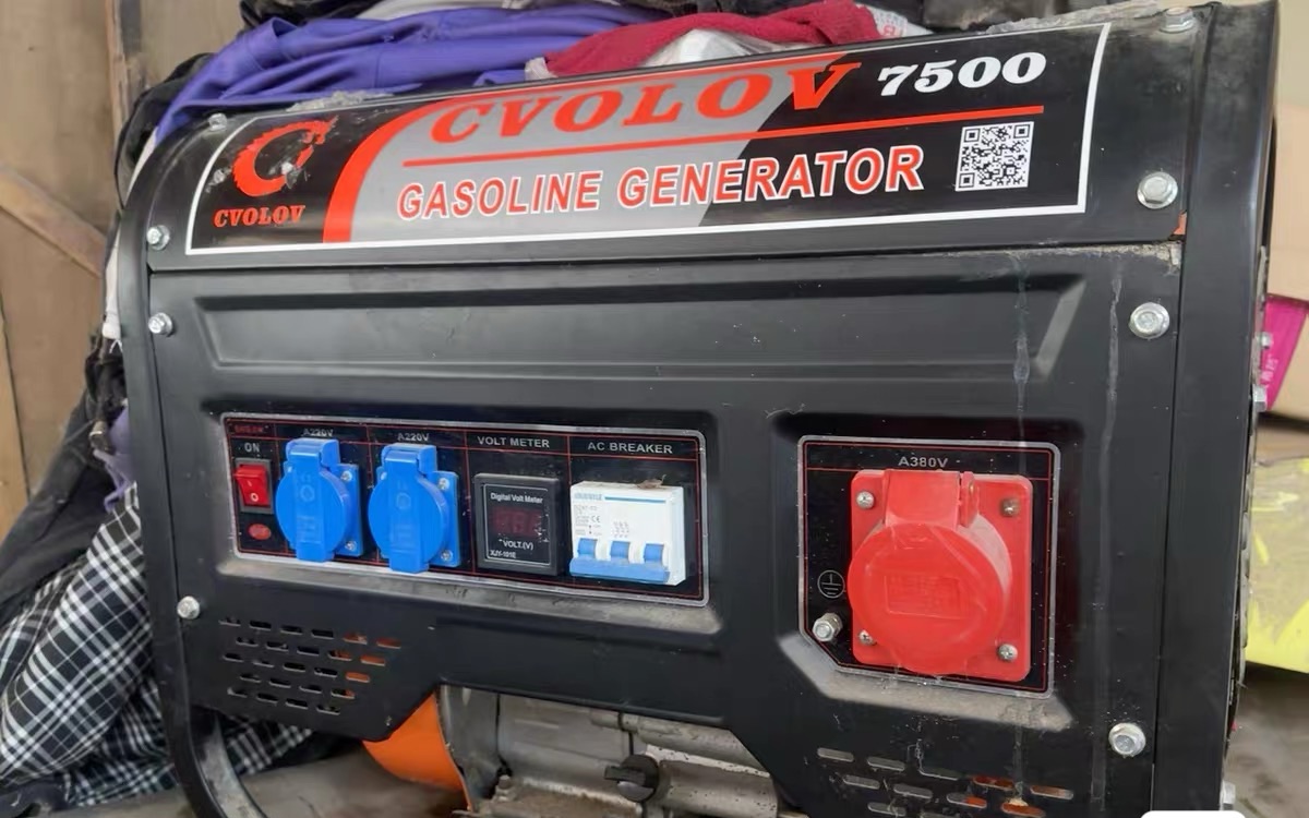 出CVOLOV 7500汽油发电机，全新未使用过的，油都没加过，220V380V的，一次都没启动就是