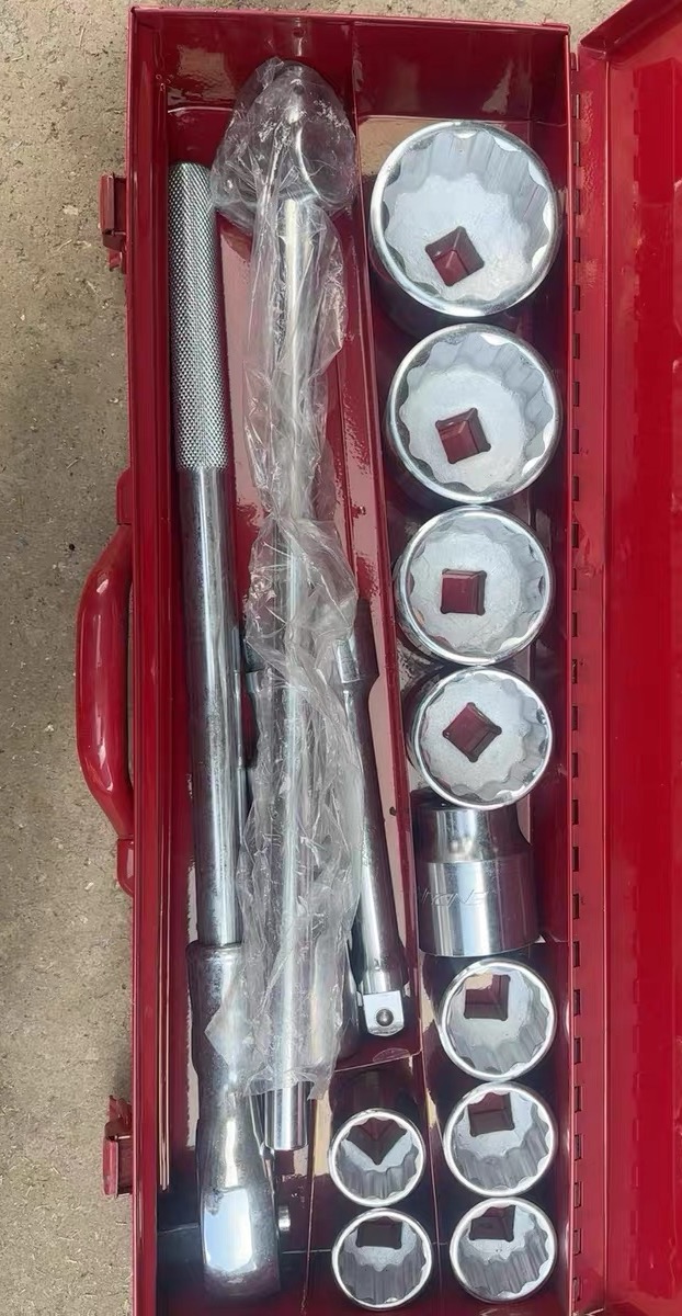出ENDURA重型套筒扳手套装，铁盒装，带接杆和棘轮手柄，套筒齐全，具体看图。