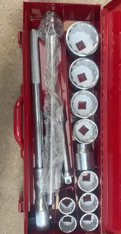 出ENDURA重型套筒扳手套装，铁盒装，带接杆和棘轮手柄，套筒齐全，具体看图。