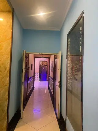 此楼整体出租，位置极佳！三层楼共1000多平，包间一共11个，二楼有独立音乐大厅200多平，三楼大厅