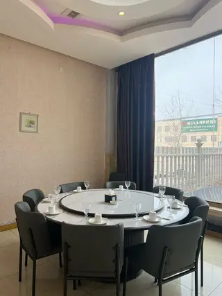 此楼整体出租，位置极佳！三层楼共1000多平，包间一共11个，二楼有独立音乐大厅200多平，三楼大厅