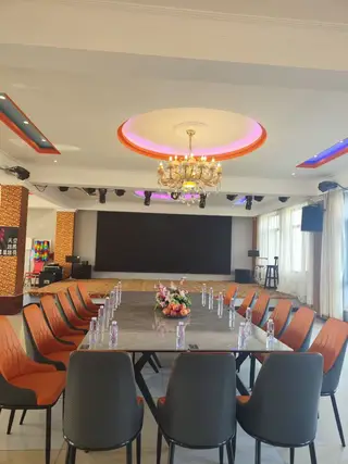 此楼整体出租，位置极佳！三层楼共1000多平，包间一共11个，二楼有独立音乐大厅200多平，三楼大厅