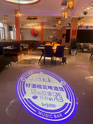 此楼整体出租，位置极佳！三层楼共1000多平，包间一共11个，二楼有独立音乐大厅200多平，三楼大厅