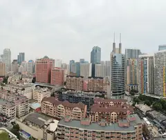 出售户外商用LED显示屏，台式电脑一套，白色陶瓷立柱式洗手盆，风扇，办公椅子，人字形折叠梯子，除雪铲