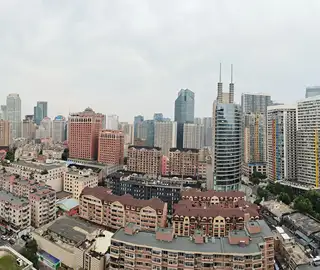 出售户外商用LED显示屏，台式电脑一套，白色陶瓷立柱式洗手盆，风扇，办公椅子，人字形折叠梯子，除雪铲
