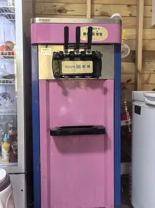 松奇冰淇淋机，功能完好，到手即用，另有冰淇淋摆件可以一起打包出售，也可以单独买