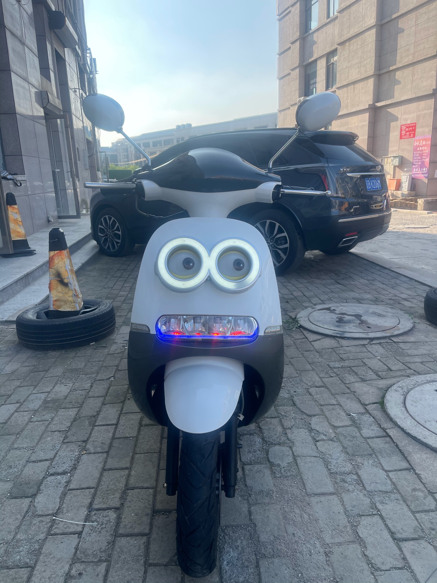 小黄人踏板车，烧油车 一箱油接近300公里 成色几乎全新，外观很新，前脸卡通大眼睛，座椅宽大，骑着舒