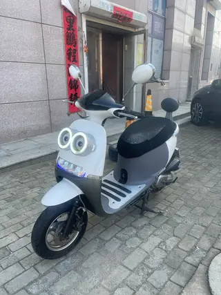小黄人踏板车，烧油车 一箱油接近300公里 成色几乎全新，外观很新，前脸卡通大眼睛，座椅宽大，骑着舒