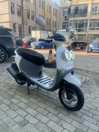 小黄人踏板车，烧油车 一箱油接近300公里 成色几乎全新，外观很新，前脸卡通大眼睛，座椅宽大，骑着舒