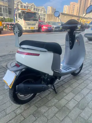 小黄人踏板车，烧油车 一箱油接近300公里 成色几乎全新，外观很新，前脸卡通大眼睛，座椅宽大，骑着舒