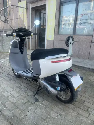 小黄人踏板车，烧油车 一箱油接近300公里 成色几乎全新，外观很新，前脸卡通大眼睛，座椅宽大，骑着舒