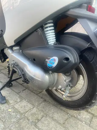 小黄人踏板车，烧油车 一箱油接近300公里 成色几乎全新，外观很新，前脸卡通大眼睛，座椅宽大，骑着舒