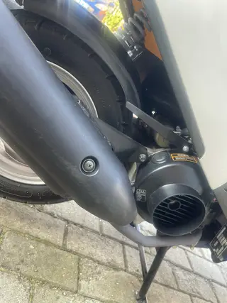 小黄人踏板车，烧油车 一箱油接近300公里 成色几乎全新，外观很新，前脸卡通大眼睛，座椅宽大，骑着舒