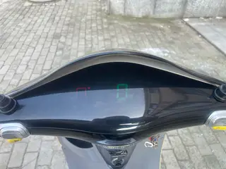 小黄人踏板车，烧油车 一箱油接近300公里 成色几乎全新，外观很新，前脸卡通大眼睛，座椅宽大，骑着舒