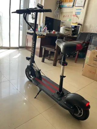 媳妇上下班骑的 电动滑板车，骑了216公里 一直吃灰 黑红配色，带座椅，真空轮胎，抓地力好，骑着稳3