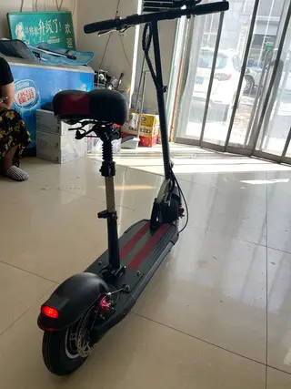 媳妇上下班骑的 电动滑板车，骑了216公里 一直吃灰 黑红配色，带座椅，真空轮胎，抓地力好，骑着稳3