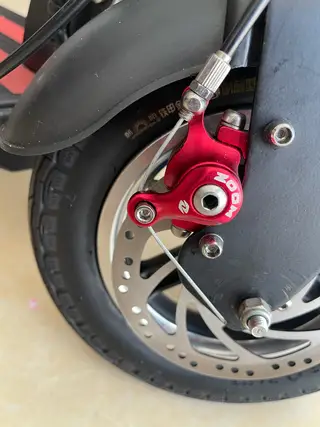 媳妇上下班骑的 电动滑板车，骑了216公里 一直吃灰 黑红配色，带座椅，真空轮胎，抓地力好，骑着稳3