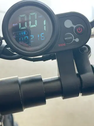 媳妇上下班骑的 电动滑板车，骑了216公里 一直吃灰 黑红配色，带座椅，真空轮胎，抓地力好，骑着稳3
