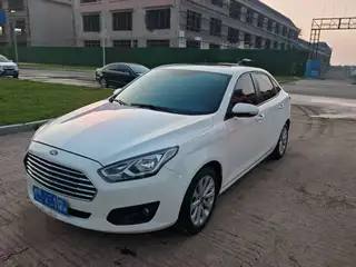 新到18年福特福睿斯，个人一手车，白车黑内，实表10万公里，车况良好，少量划痕喷漆，外表内饰嘎嘎新，